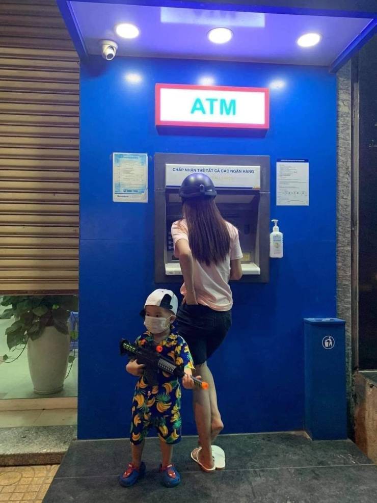 Охранник у банкомата