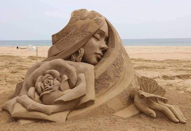 Скульптура девушка из песка