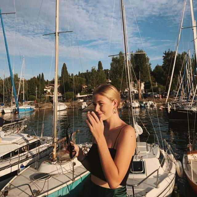 Соня Киперман, дочь Веры Брежневой, в черном платье на фоне яхт