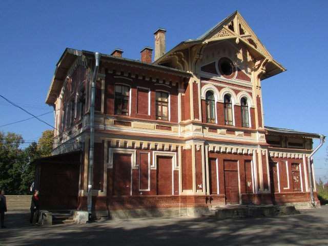 вокзал станции Можайская (бывшая Дудергоф) в Ленинградской области. Возведён около 1899 года.