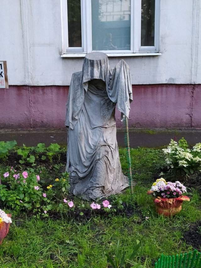 Новый уровень благоустройства дворов России - готическая статуя.