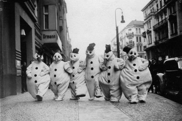 Группа снеговиков прогуливается по улице в Берлине, 1932
