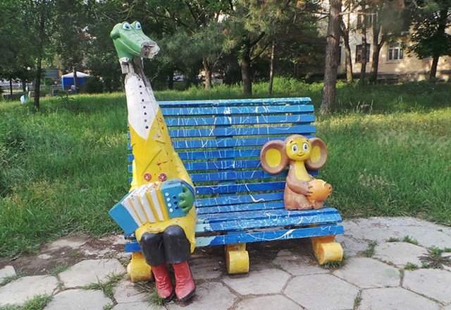 Образы Чебурашки и крокодила Гены в оформлении дворов России