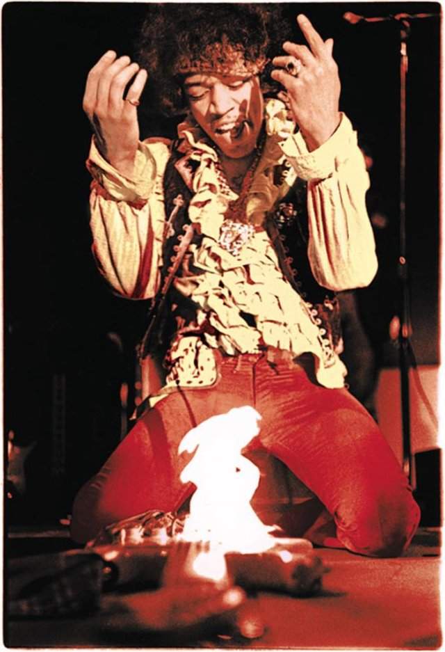 Джимми Хендрикс поджигает гитару на фестивале в Монтерее, 1967 год, США