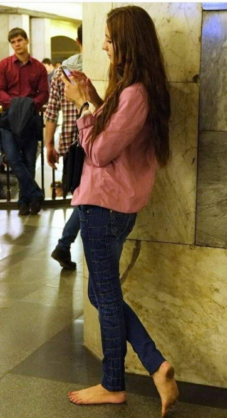Девушка без обуви в метро