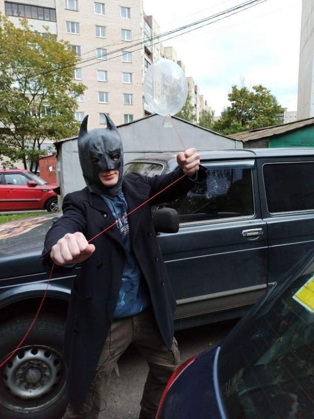 Мститель в маске из Петербурга наказал нарушителей правил парковки