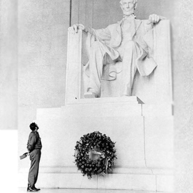 Фидель Кастро возложил венок на Мемориал Линкольна. 1959 год.
