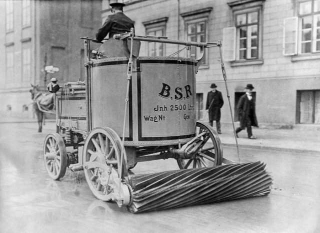 Электрическая машина для подметания улиц. Берлин 1907