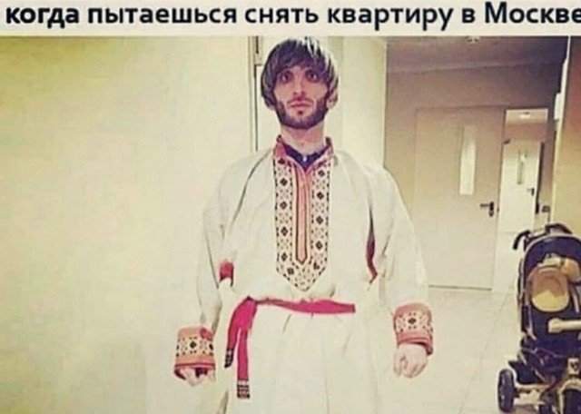 Мужчина в русском костюме стоит в коридоре