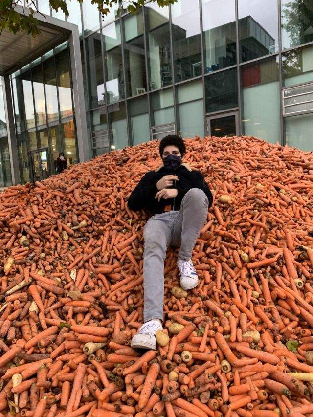 Парень лежит на моркови