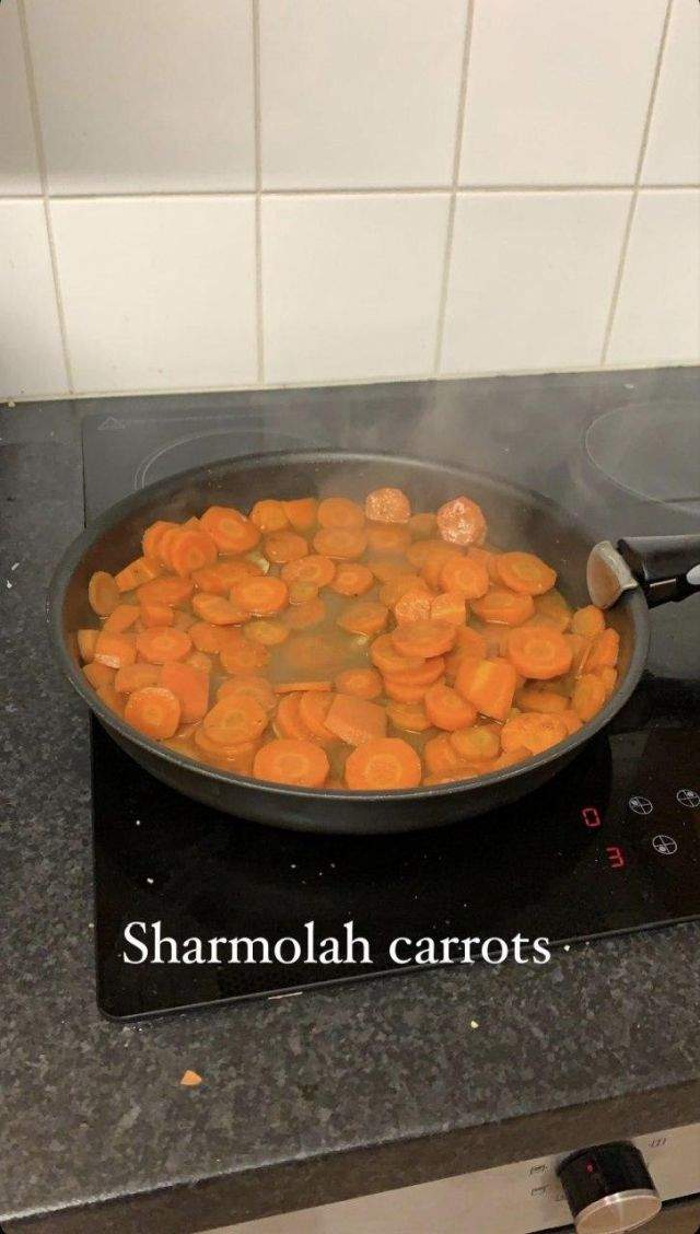 Морковь в сковороде