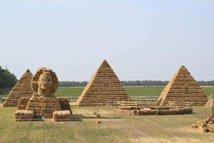 Пирамиды из сена