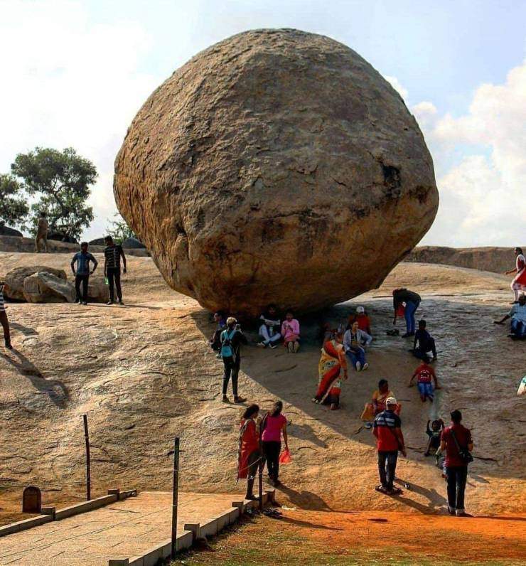 Большой камень и люди