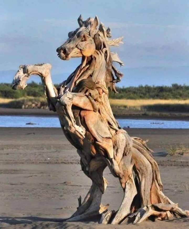 Лошадь из дерева