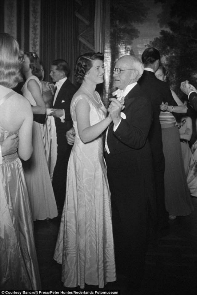Розмари Кеннеди танцует с другом семьи, Эдвардом Муром. Последнее фото сделанное до лоботомии, Розмари только исполнилось 23. 1941