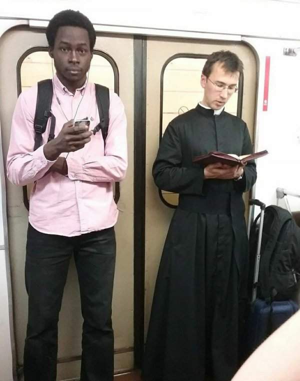 католический священник в метро