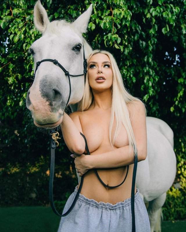 Тана Монжо обанженная с конем