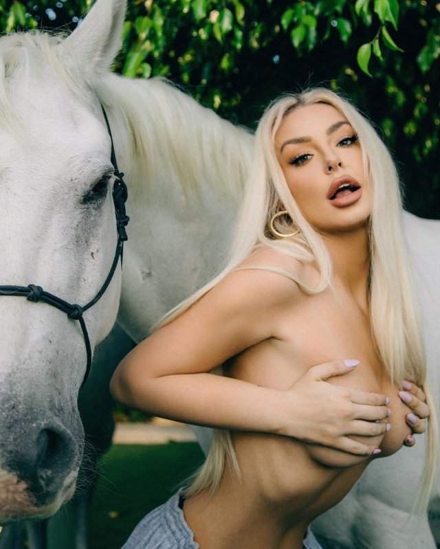 Тана Монжо с конем прикрывает грудь