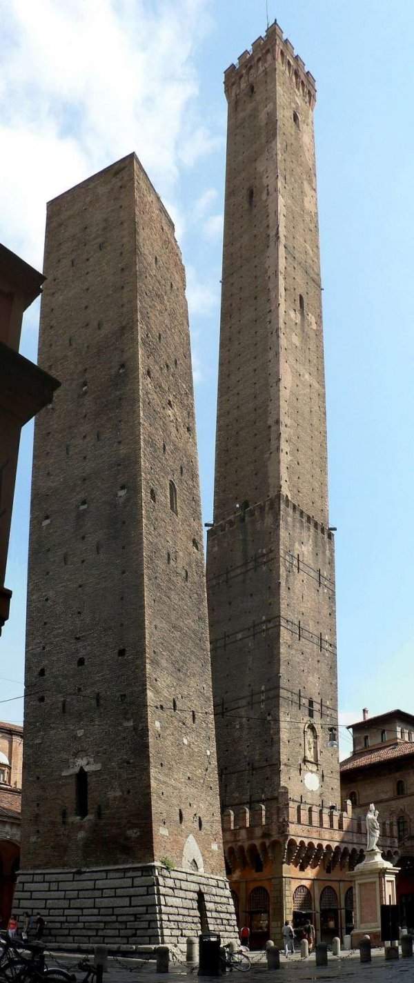 Две башни в Болонье, Италия (обе наклонные)