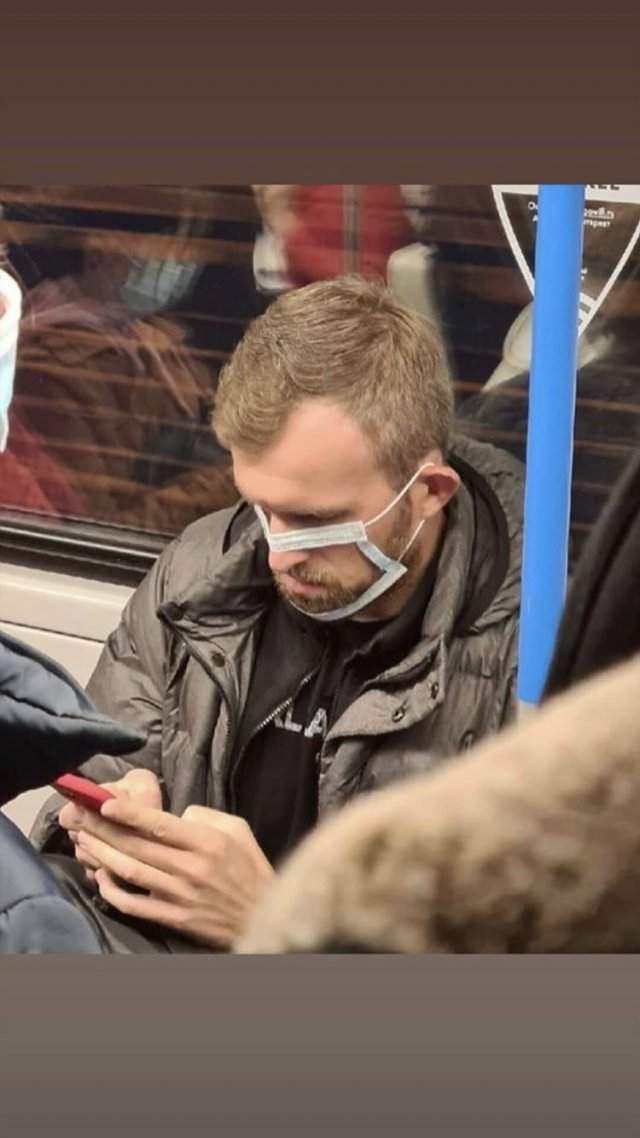 Умелец в маске из метро
