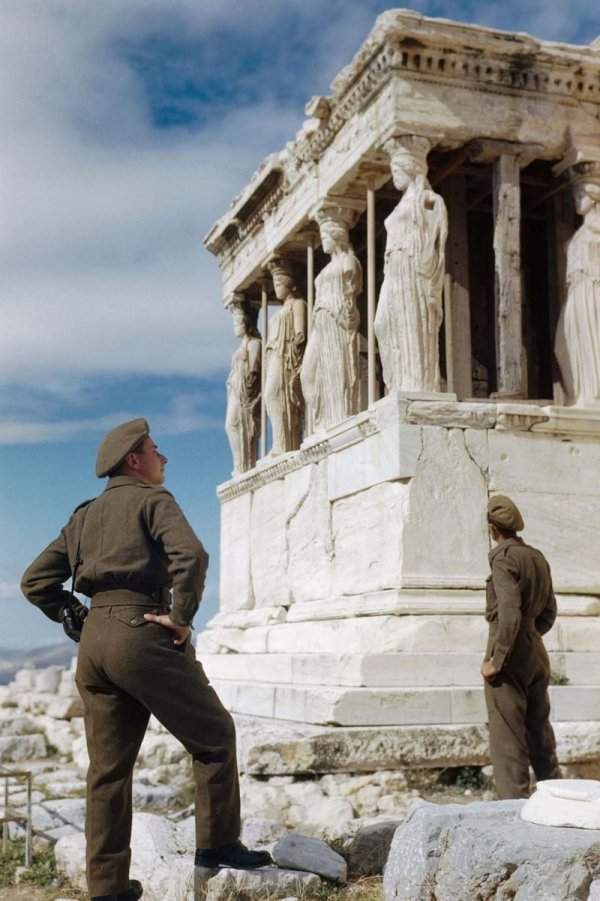 Британские солдаты восхищаются кариатидами на Акрополе