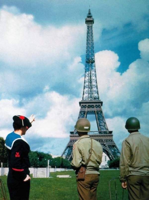 Французский моряк и солдаты армии США смотрят на Эйфелеву башню