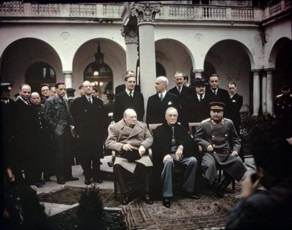 Премьер-министр Великобритании Уинстон Черчилль, президент США Франклин Рузвельт и советский лидер Иосиф Сталин