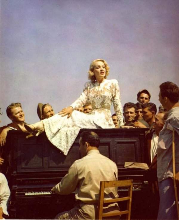 Актриса Марлен Дитрих на пианино в окружении военных. Италия, 1945 г.