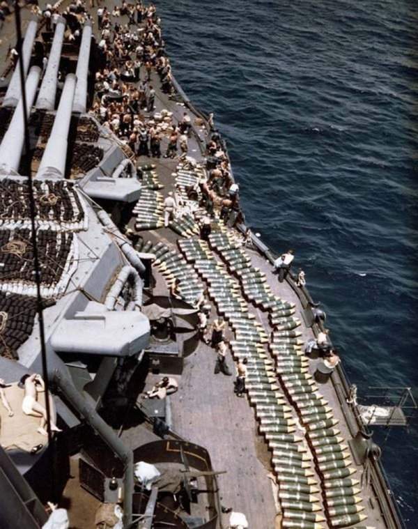 Войска и снаряды выстраиваются на палубе линкора USS Нью-Мексико. Вторжение на Гуам, 1944 г.