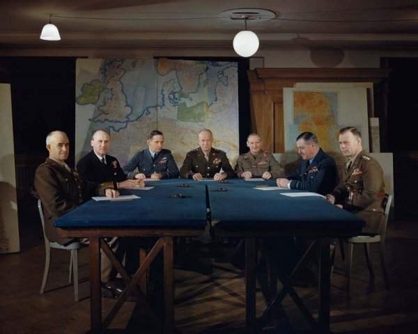 Генерал Дуайт Д. Эйзенхауэр и верховные командующие