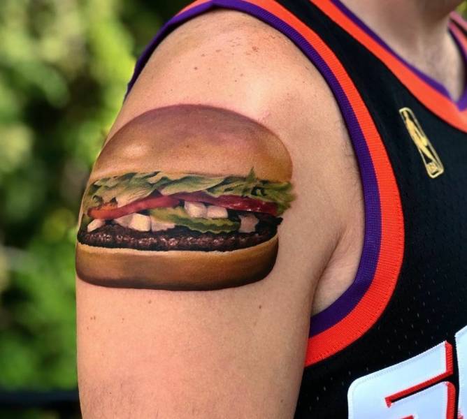 Татуировка бургер на плече