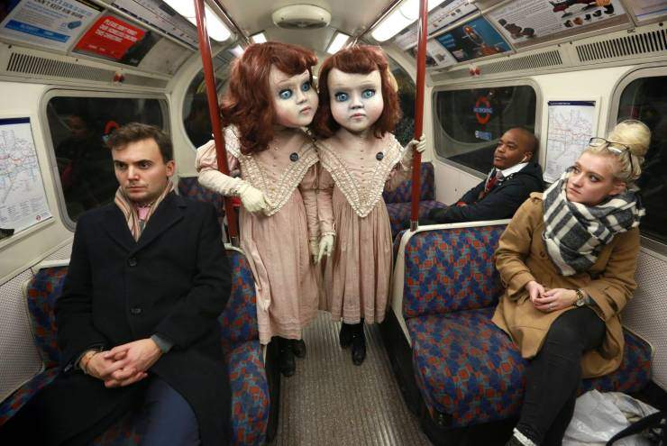 Страшные костюмы девочки в метро