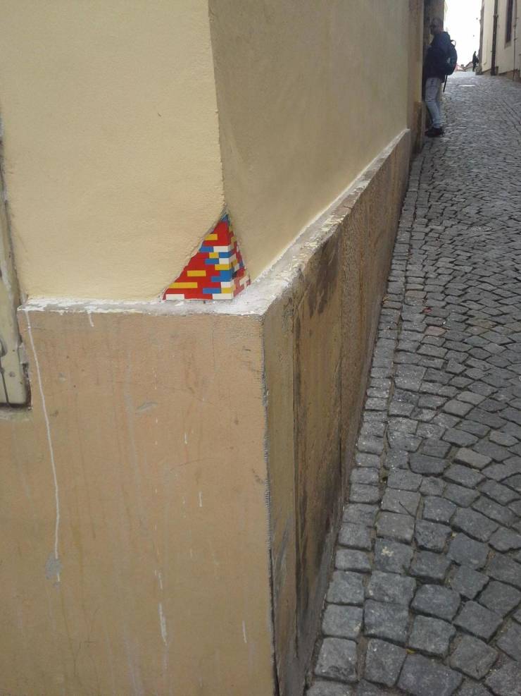 LEGO на стене