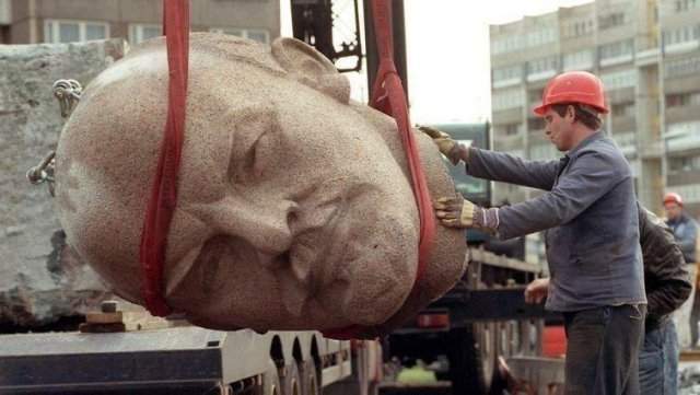 Начало конца эпохи. Демонтаж памятника Ленину. Берлин, 1991 год.
