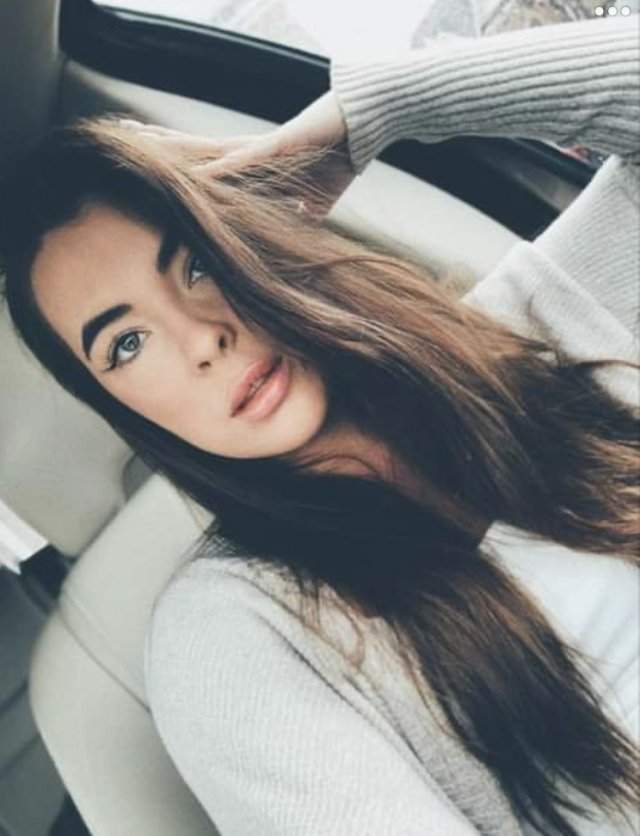 23-летняя Кайла Кодилл в серой кофте в машине