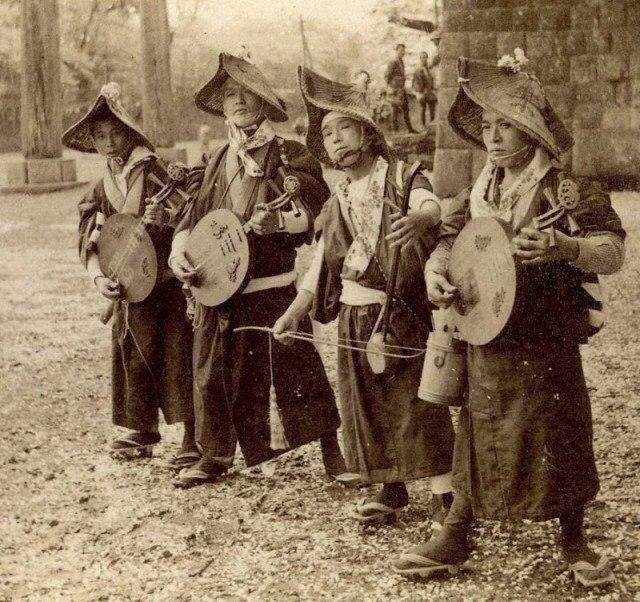 Бродячие музыканты. Япония, 1900 год.