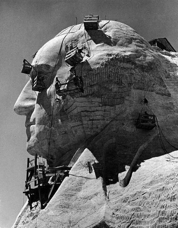 Обработка профиля Джорджа Вашингтона в мемориальном комплексе на горе Рашмор. Южная Дакота. США. 1940 год.