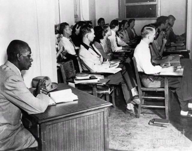 Джордж Маклорен, первый афроамериканский студент вынужден был сидеть за столом, поставленным отдельно от других. 1948 год