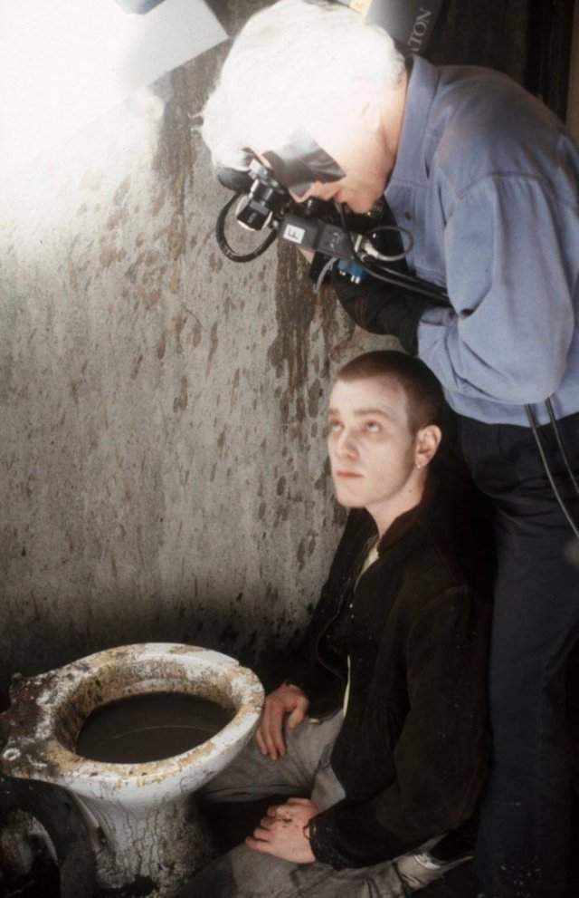 Юэн Макгрегор и оператор Брайан Тьюфано в &quot;худшем туалете Шотландии&quot; на съемках фильма &quot;На игле&quot;, Глазго, 1996 год.