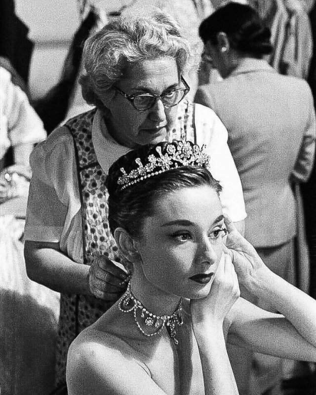 Одри Хепберн готовится к съёмкам сцены в фильме «Римские каникулы» Уильяма Уайлера, 1953 год.