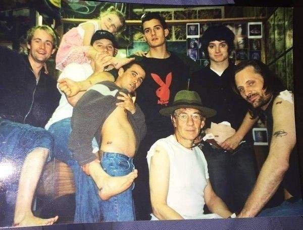 Фотография со съемок фильма &quot;Властелин колец&quot;, которая была сделана после того, как практически весь актерский состав сделал тату в честь фильма, 2000 год.
