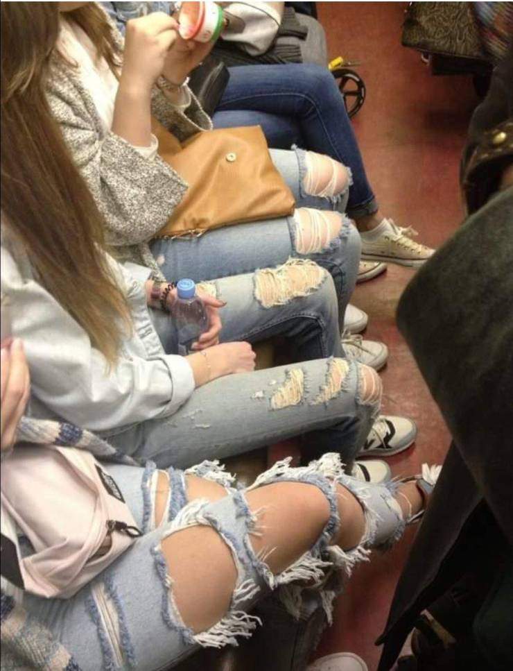 Порванные на коленях джинсы