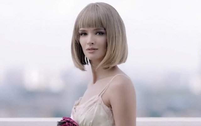 Паулина Андреева в белом парике и белой кофте