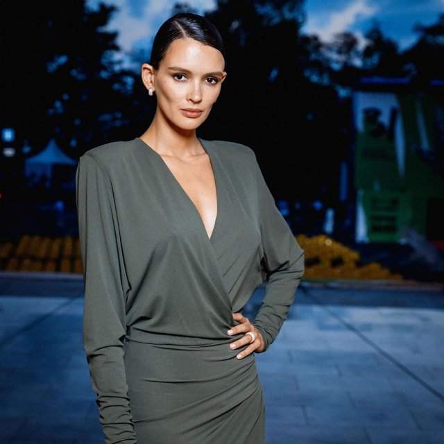 Паулина Андреева в зеленом платье