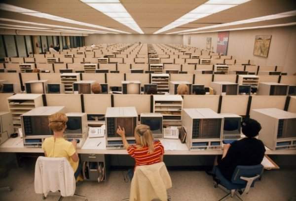 Женщины-операторы обслуживают компьютеры в центре бронирования Eastern Airlines в Майами, Флорида, 1970