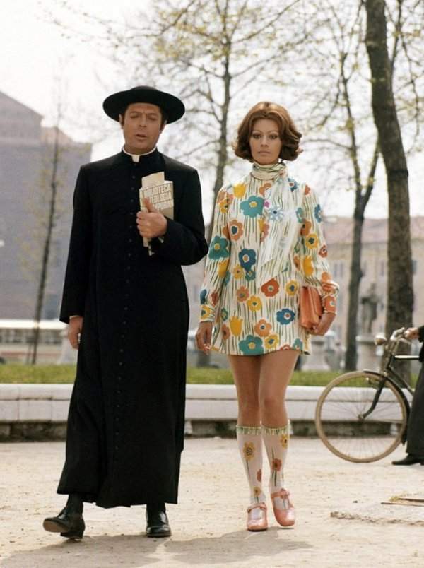 Софи Лорен и Марчелло Мастроян­ни на съемках фильма Жена священника