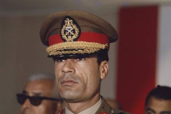 Молодой полковник Каддафи, пришедший к власти в 1969 г., на международной встрече в Каире, 1970