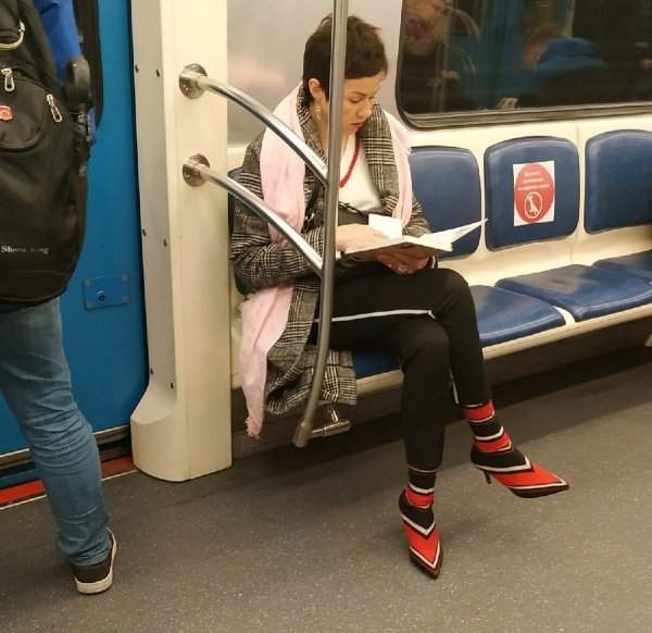 женщина надела носки на туфли