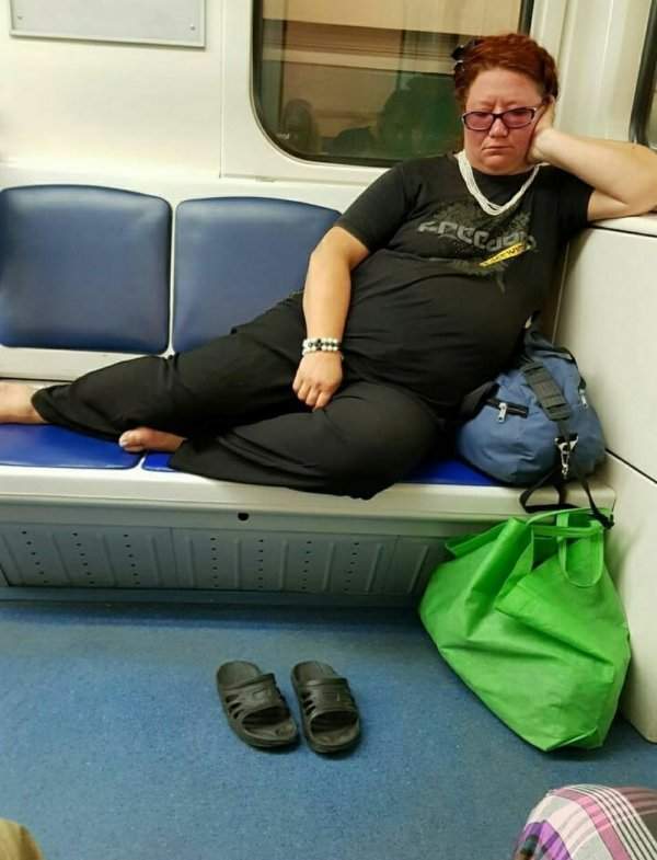 женщина спит в метро