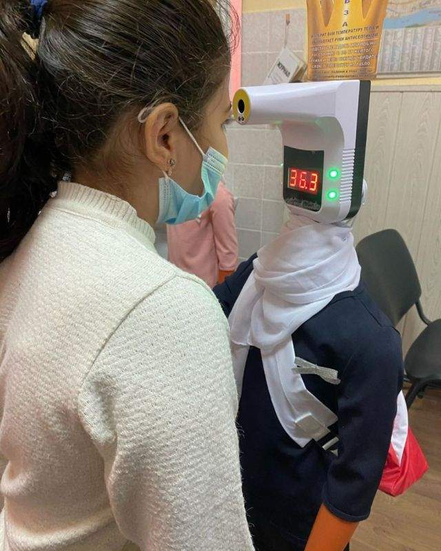 медсестра измеряет температуру